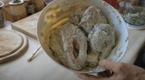Рыбу выложить в маринад и растереть