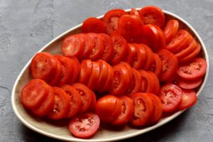 Помидоры нарезать кружками