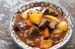 Говяжьи ребрышки с картофелем и пивом в казане Рецепт