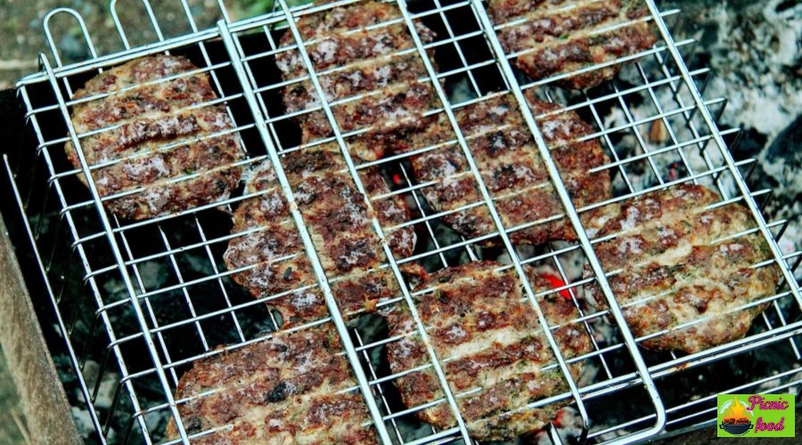 Вкусные котлеты из фарша на мангале на решетке
