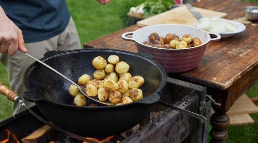 приготовить мясо с грибами и картошкой