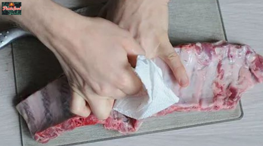 Удаление пленки со свиных ребрышек