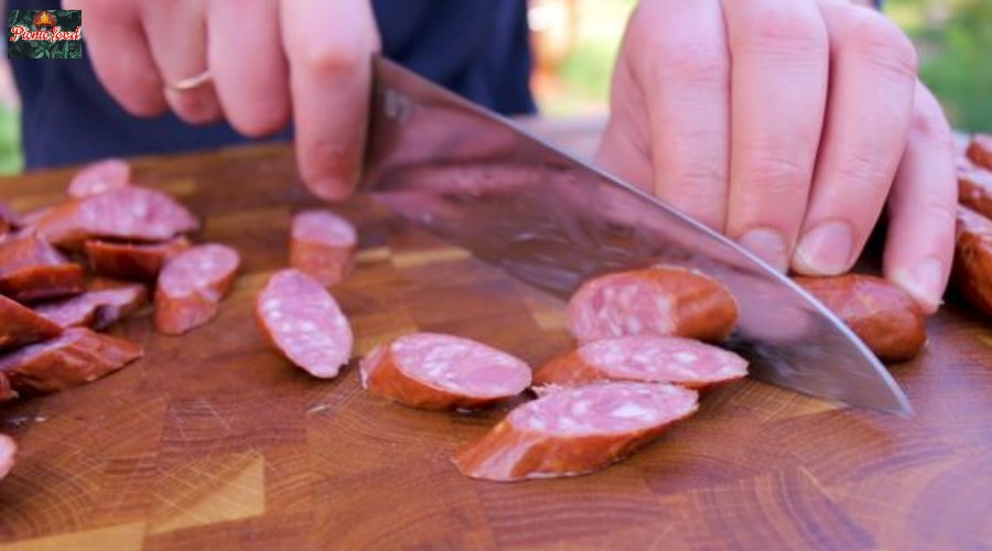 жареная картошка с охотничьими колбасками на костре