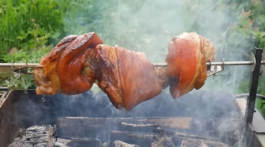 Приготовление приготовление рульки, отваренной в пиве, на мангале