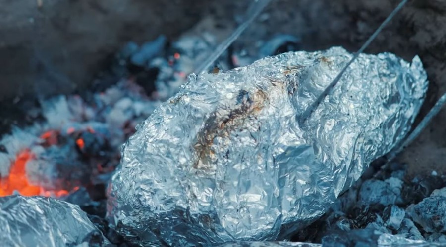 Вкусная свиная рулька с соевым соусом, запеченная в фольге в углях на мангале Рецепт